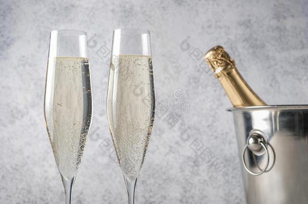 两个眼镜关于香槟酒和一香槟酒瓶子采用一水桶