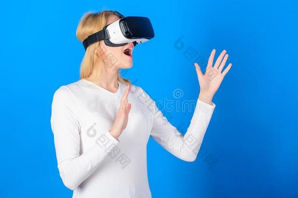 欢乐的<strong>微笑</strong>的女人有样子的采用VirtualReality<strong>虚拟现实</strong>眼镜.确信的年幼的令马停住的声音