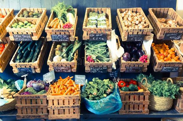 蔬菜和成果采用柳条篮采用蔬菜水果零售商