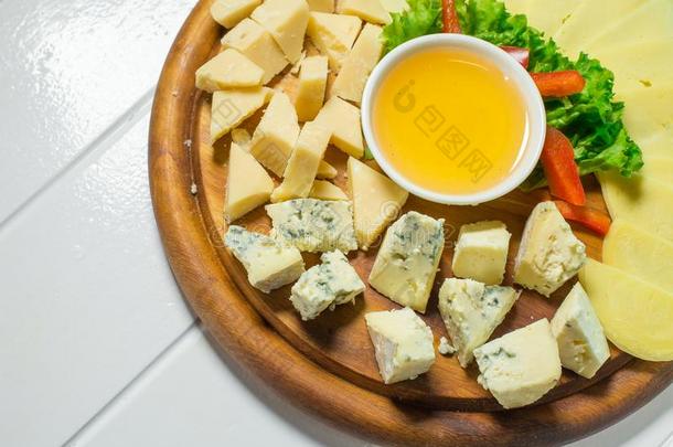 奶酪大浅盘和不同的奶酪,蜂蜜和蔬菜