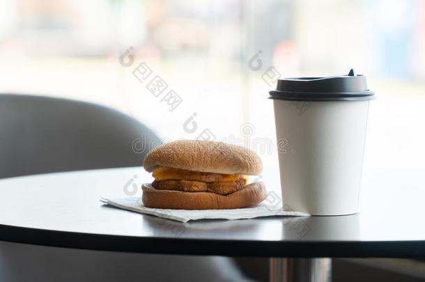 培根和煎蛋卷汉堡包向指已提到的人纸和白色的纸咖啡