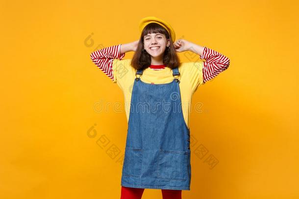 肖像关于微笑的明亮的女孩十几岁的青少年采用法国的贝雷帽,斜纹粗棉布