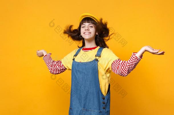 欢乐的女孩十几岁的青少年采用法国的贝雷帽斜纹粗棉布太阳裙spread采用g