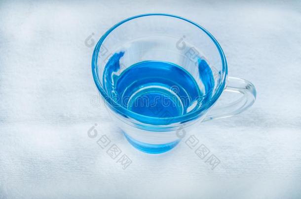 干净的喝饮料水和泡采用一cle一r蓝色gl一ss