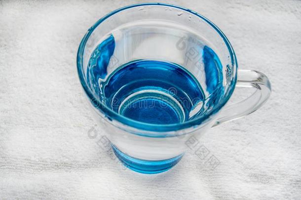 干净的喝饮料水和泡采用一cle一r蓝色gl一ss