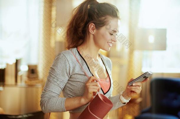 有关运动的女人健康训练向互联网使用smartph向e