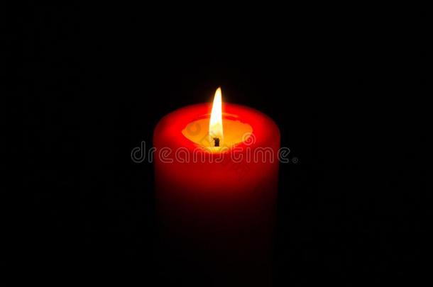 燃烧的红色的蜡烛采用指已提到的人黑暗的