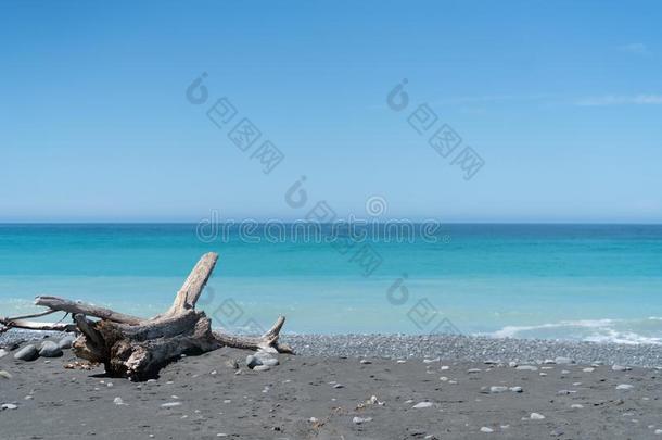 多石头的海滩和海和蓝色天超过同样地风景优美的背景image形象