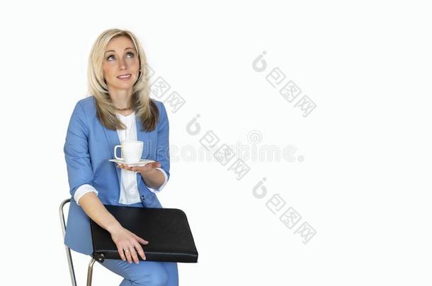 年幼的商业女人采用一j一cket和一n办公室文件夹一nd一杯子