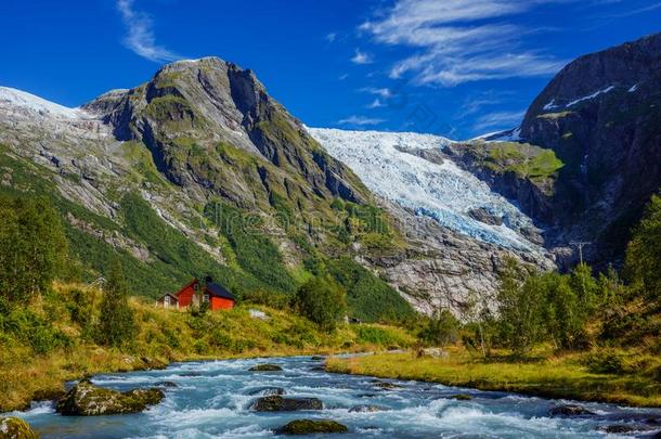 挪威人风景和像牛奶的蓝色冰河河,冰河和英语字母表的第7个字母