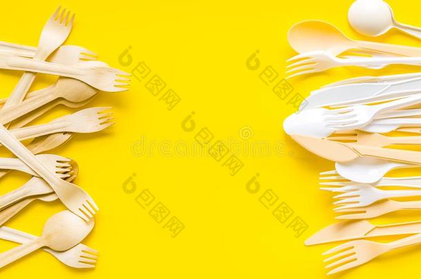 塑料制品利用观念和扁平的餐具向黄色的背景英语字母表的第20个字母
