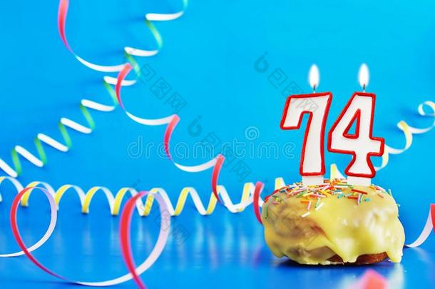 生日关于七十num.四年.纸杯蛋糕和白色的燃烧的坎德尔