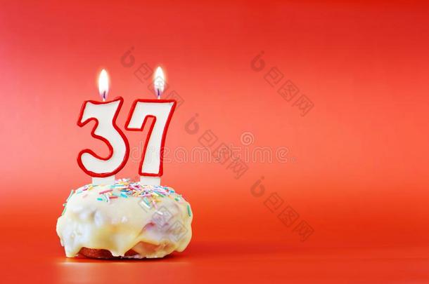 三十num.<strong>七年</strong>生日.纸杯蛋糕和白色的燃烧的蜡烛我