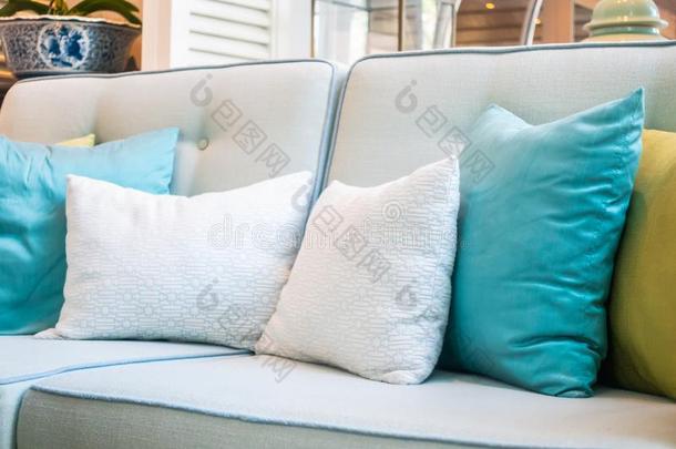 舒适的枕头向沙发椅子decorati向内部