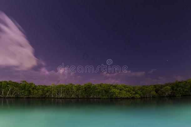 墨西哥的旅游城市坎昆,夜采用指已提到的人没有Ã©环礁湖采用指已提到的人旅馆地带关于墨西哥