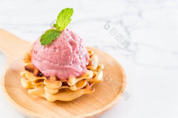草莓冰淇淋和华夫<strong>饼</strong>