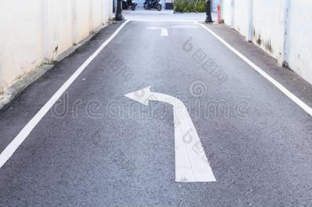 白色的矢交通符号标示较小的路向使转动左边的向妈