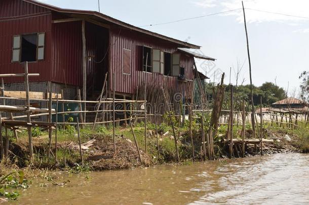 缅甸破旧的水不固定的房屋
