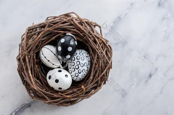 节日的复活节卵采用指已提到的人窝和郁金香