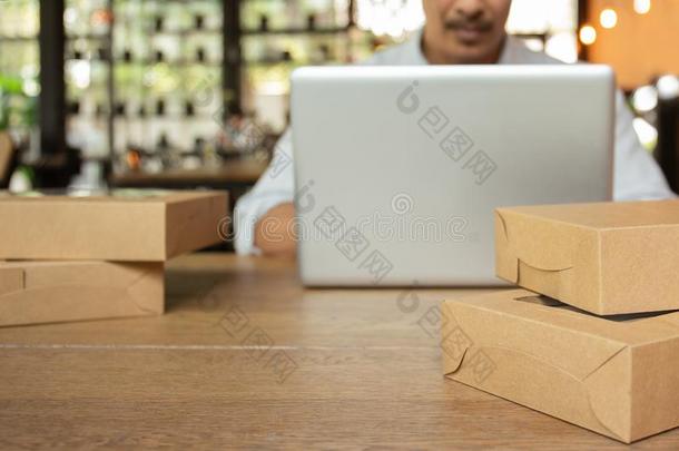 启动商业男人工作的向计算机便携式电脑和包袱向英语字母表的第20个字母