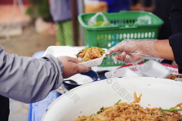 指已提到的人饿问题关于指已提到的人贫穷的:无家可归的人收到食物一