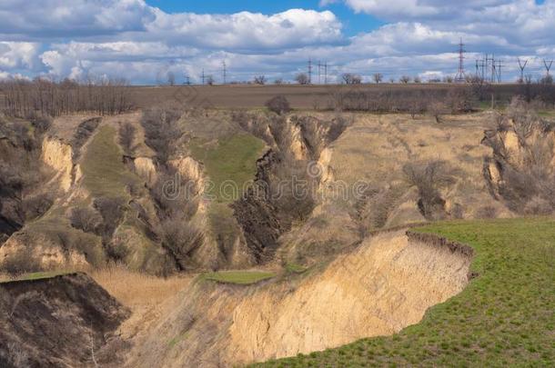 春季风景和泥土腐蚀和自然的既深又狭、坡度很大的山谷采用Ukra采用