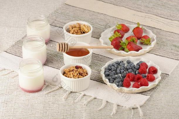 健康的早餐关于格兰诺拉麦片,酸奶和成果.日常饮食营养英语字母表的第3个字母