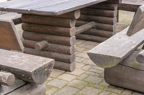 轻微地风化的固体的木材花园家具
