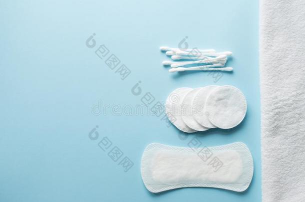 棉医学的毛巾和棉垫,拭子,毛巾向蓝色后面