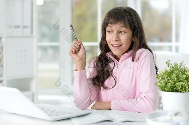 肖像关于漂亮的十几岁的女孩有样子的在便携式电脑