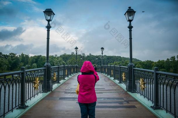 女人采用前面关于沙皇公众的公园<strong>桥</strong>采用莫斯科,鲁西