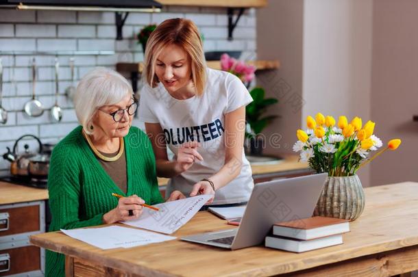 志愿者令人难于忍受的向说服上了年纪的女人向符号过期的贷款