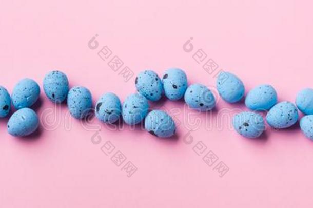 蓝色布置复活节卵向粉红色的背景
