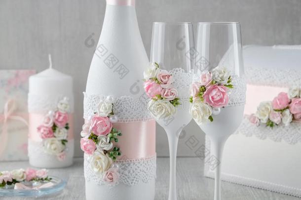 婚礼放置-香槟酒瓶子和葡萄酒眼镜,c和le和韦德