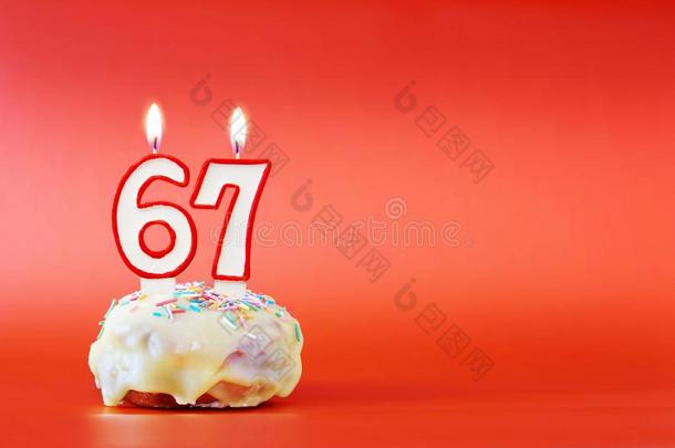 num.六十num.<strong>七年</strong>生日.纸杯蛋糕和白色的燃烧的蜡烛采用