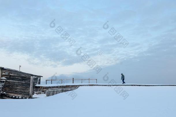 男人向废弃的一段北极的雪
