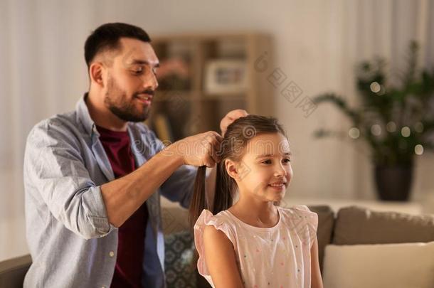 父亲各种编缏带女儿头发在家