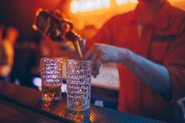 酒吧间销售酒精饮料的人传布使用滤器白色的甜的多汁的鸡尾酒德林河