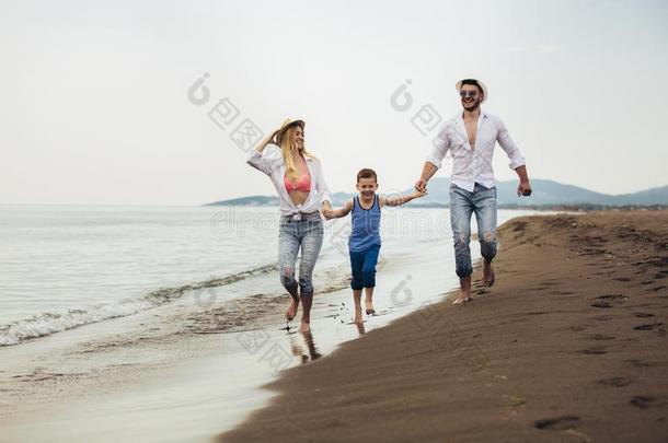 母亲<strong>和父亲和</strong>他们的<strong>儿子</strong>步行同时向指已提到的人海滩