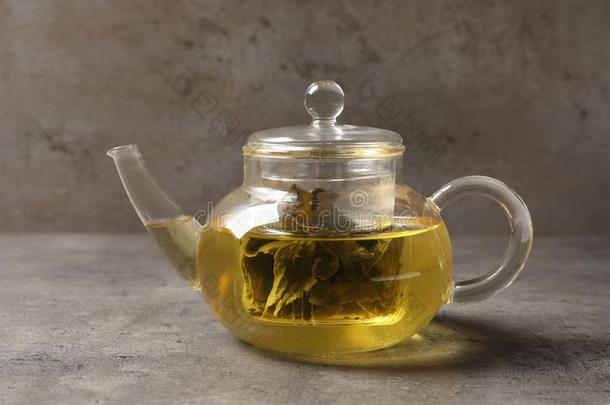 玻璃茶壶和<strong>乌龙</strong>茶向表