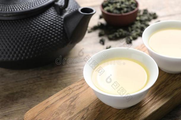 杯子和茶壶关于关系关阴<strong>乌龙</strong>茶向木制的表