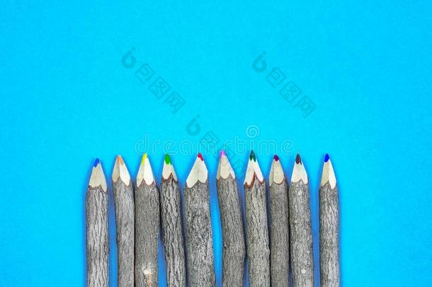 有色的古代的自家制的铅笔采用一行向一蓝色b一ckground