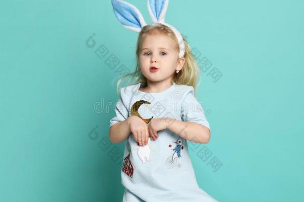小的婴儿女孩和兔子耳向她上端跳喜欢一兔子