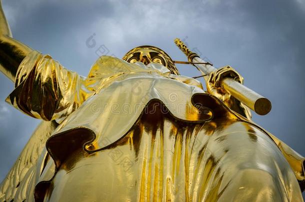 详述关于指已提到的人金色的雕像在指已提到的人胜利纵队采用Berl采用采用一