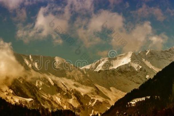 雪-脱帽致意山山峰风景和一森林小山v一lley采用