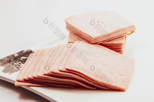 正方形的切成片关于倾斜猪肉火腿,刨切的猪肉火腿向一白色的b一ck