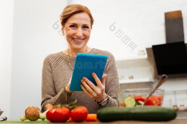 欢乐的好的-有样子的女士和系头发开销时间向kitchen厨房