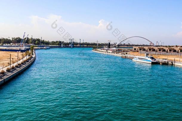 一天看法关于迪拜运河,水运河采用在商业区和反映