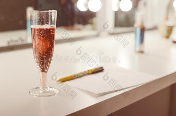 玻璃关于粉红色的发火花的葡萄酒和笔记向一纸采用c一ge