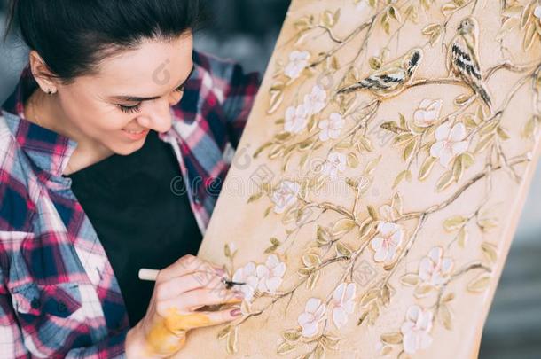 艺术家使工作工作室女人画家帆布画架